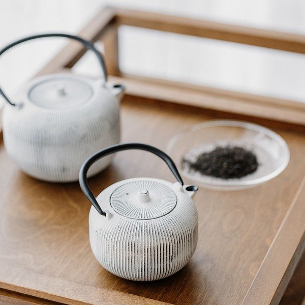 Черно-бял чугунен чайник с цедка 350 ml Sencha – S|P Collection-image-1