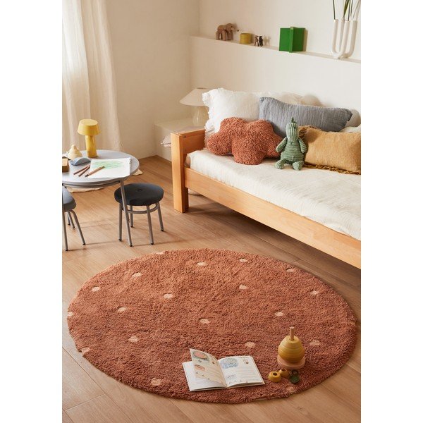 Памучен ръчно изработен детски килим подходящ за пране в тухлен цвят ø140 cm Round Dot Chestnut – Lorena Canals-image-1