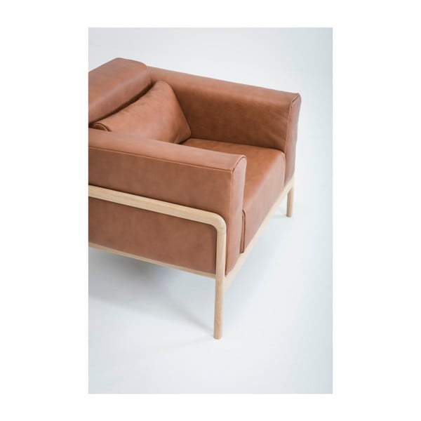 Кресло от коняк кафява биволска кожа с масивна дъбова конструкция Fawn - Gazzda-image-2