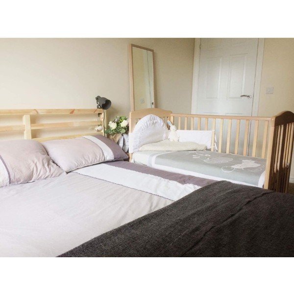 Дървено детско легло на колела с регулируема страна Qu, 60 x 120 cm - YappyKids-image-1