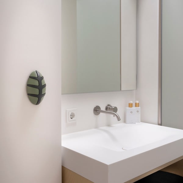 Тъмнозелена кука за стена Bug - Spinder Design-image-3