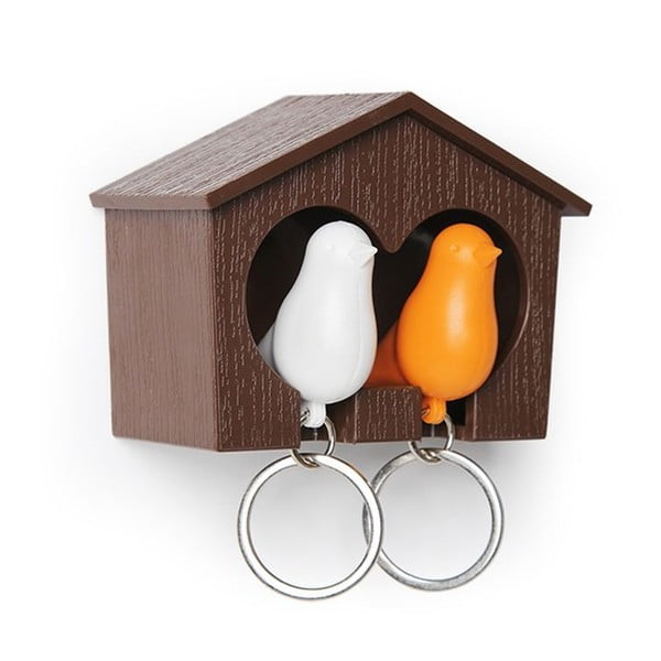 Hnědý věšáček na klíče sbílou a oranžovou klíčenkou Qualy klíčenkami Duo Sparrow