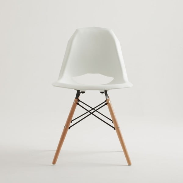 Bílá židle s dřevěnými nohami Match