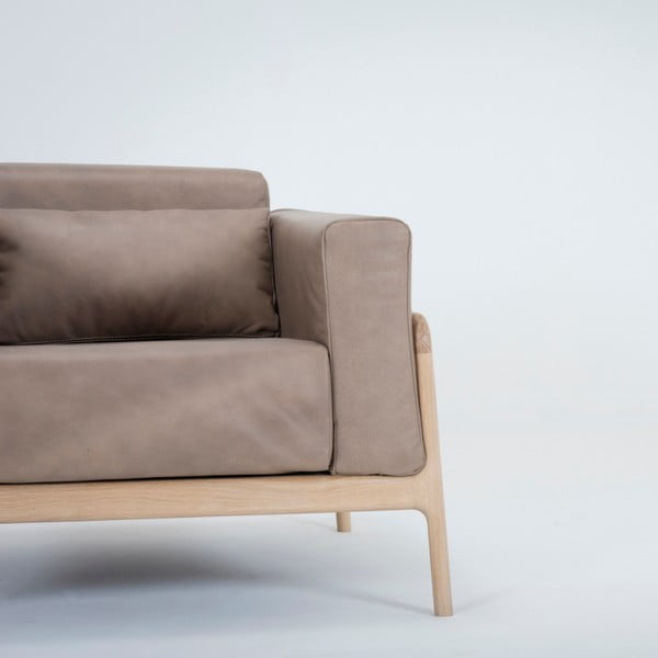 Светлокафяв фотьойл от биволска кожа с масивна дъбова конструкция Fawn - Gazzda-image-3