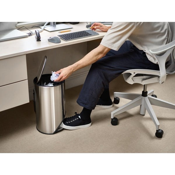 Кошче за боклук с педал от неръждаема стомана в блестящо сребрист цвят 10 l Arc – Joseph Joseph-image-1