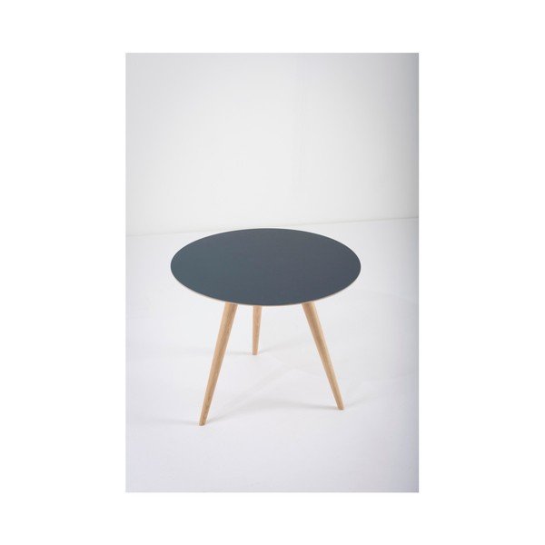 Odkládací stolek z dubového dřeva s modrou deskou Gazzda Arp, ⌀ 55 cm-image-3