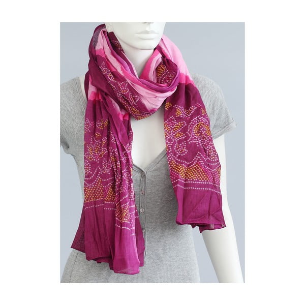 Růžový šátek se vzorem