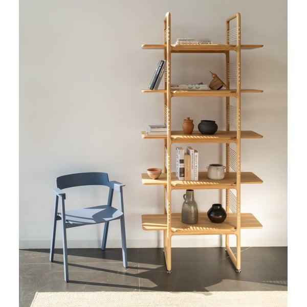 Син трапезен стол с подлакътници от масивен дъб Flip – Gazzda-image-1