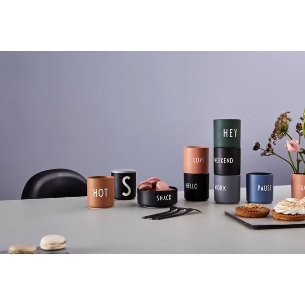 Черна порцеланова чаша 300 ml Hello - Design Letters-image-2