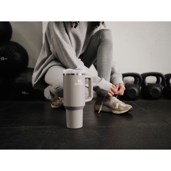 Светлосив термос със сламка от неръждаема стомана 890 ml Quencher H2.O FlowState™ Tumbler Ash – Stanley-image-1