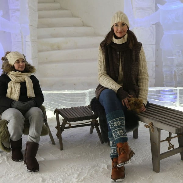 Černá stolička z borovicového dřeva EcoFurn Lili-image-1