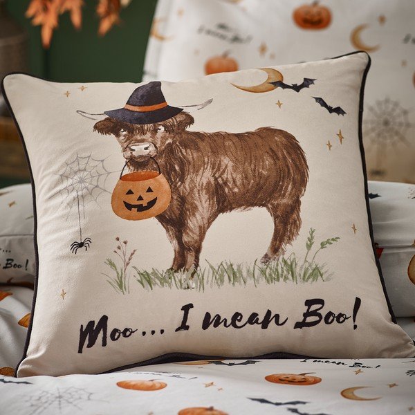 Декоративна възглавница с хелоуински мотив 45x45 cm Halloween Highland Cow – Catherine Lansfield-image-1