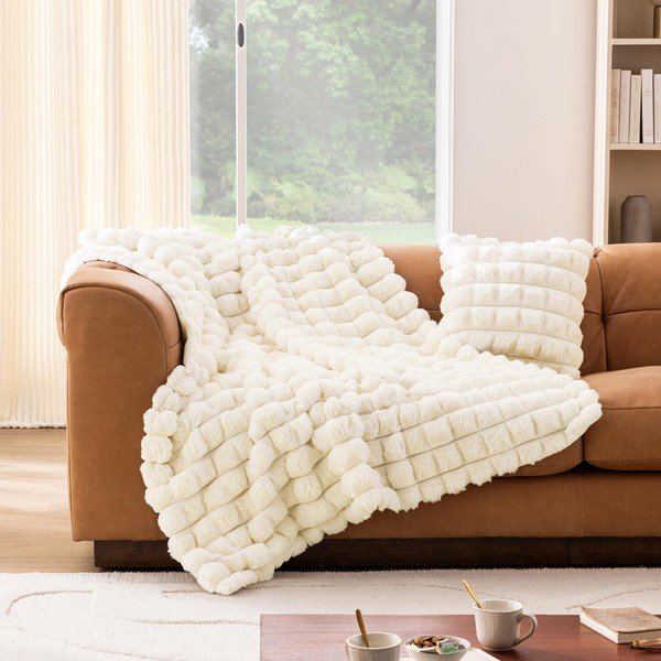 Кремаво одеяло от микроплюш/от изкуствена кожа 180x220 cm Igloo – douceur d'intérieur-image-1
