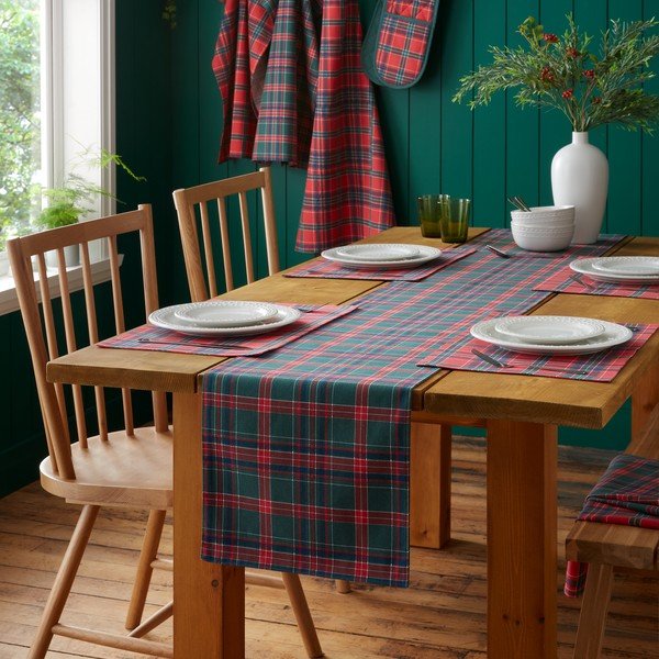 Памучна покривка с коледен мотив 220x32 cm Christmas Tartan Check – Catherine Lansfield-image-2