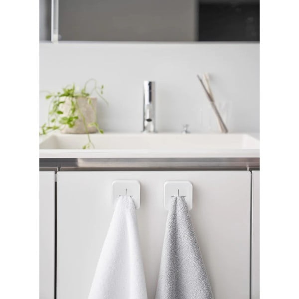 Бял самозалепващ пластмасов държач за кухненска кърпа Film Hook – YAMAZAKI-image-1