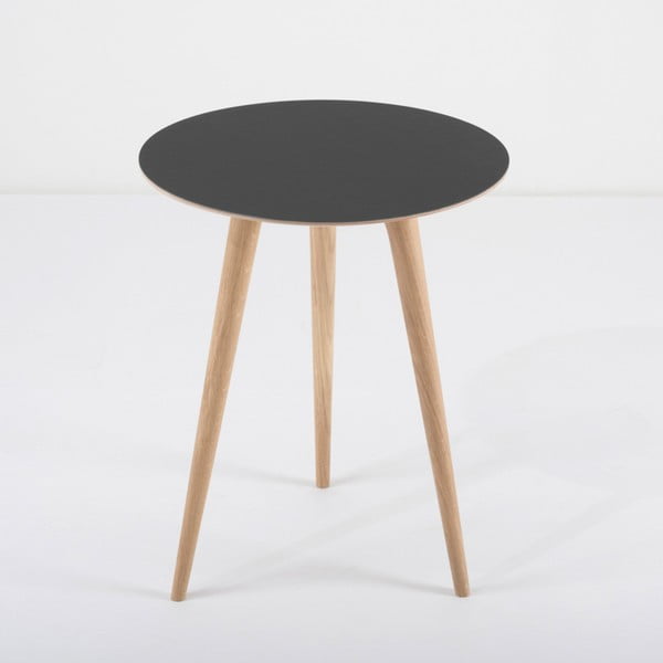 Odkládací stolek z dubového dřeva s černou deskou Gazzda Arp, ⌀ 45 cm