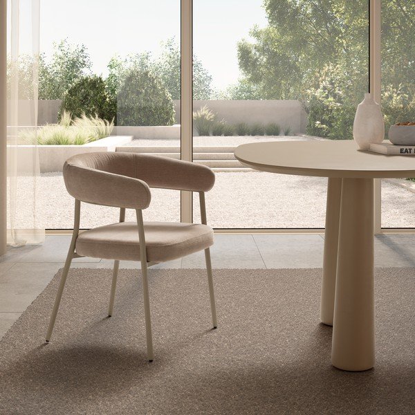 Бежови тапицирани трапезни столове в комплект с подлакътници 2 бр. Yuri – MOME-image-1