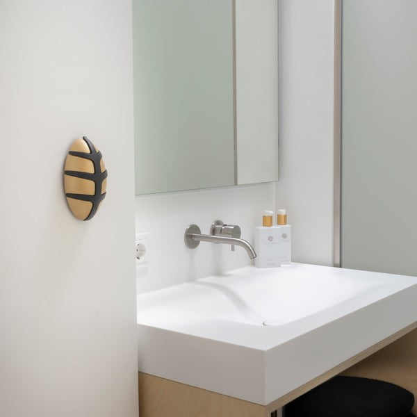 Черна/ в златист цвят стенна пластмасова кука Bug – Spinder Design-image-4