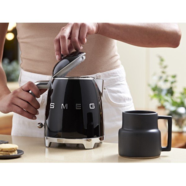 Черна електрическа кана от неръждаема стомана 800 ml Retro Style – SMEG-image-1