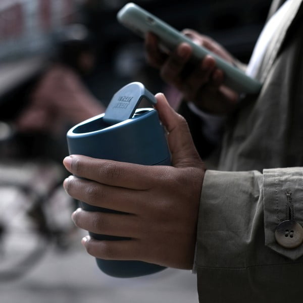 Тъмносиня чаша за пътуване 340 ml Sipp - Joseph Joseph-image-1