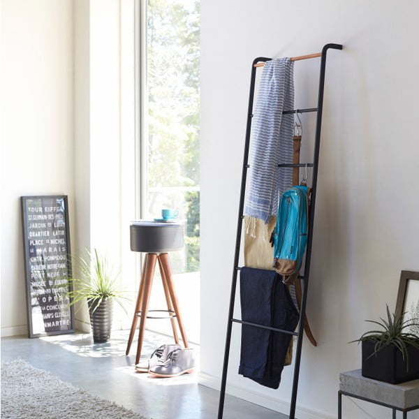 Черна декоративна стълба с детайли от букова дървесина Стълба Tower - YAMAZAKI-image-1