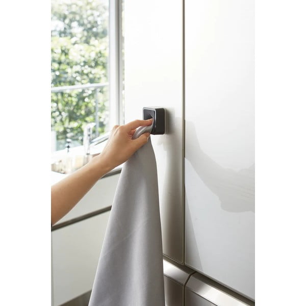 Черен самозалепващ пластмасов държач за кухненска кърпа Film Hook – YAMAZAKI-image-4