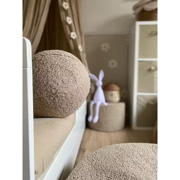 Светлокафява детска възглавница за диван от букле Ball – Wigiwama-image-4