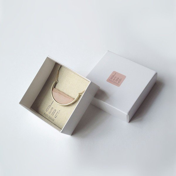 Náhrdelník ve zlaté barvě s růžovým přívěskem dsnú Curve-image-4