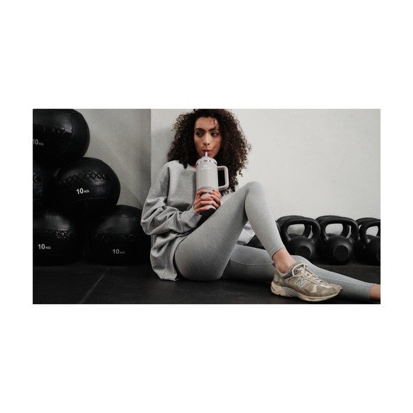 Светлосив термос със сламка от неръждаема стомана 1,18 l Quencher H2.0 FlowState Tumbler Ash – Stanley-image-4