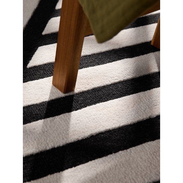 Черно-бял ръчно изработен вълнен килим 120x180 cm Stryve Noir – Elle Decoration-image-3