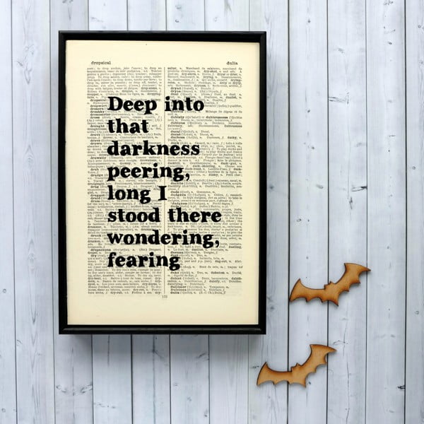 Plakát v dřevěném rámu Bookishly Poe Raven Deep