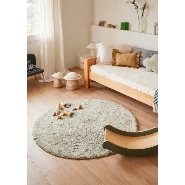 Светлозелен ръчно изработен памучен детски килим подходящ за пране ø140 cm Round Dot Blue Sage – Lorena Canals-image-1