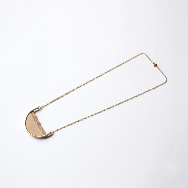 Náhrdelník ve zlaté barvě s růžovým přívěskem dsnú Curve-image-3