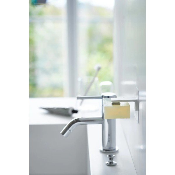 Бяла самозалепваща пластмасова магнитна поставка за сапун Film Hook – YAMAZAKI-image-1