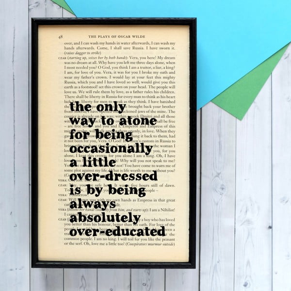 Plakát v dřevěném rámu Bookishly Wilde Overeducated