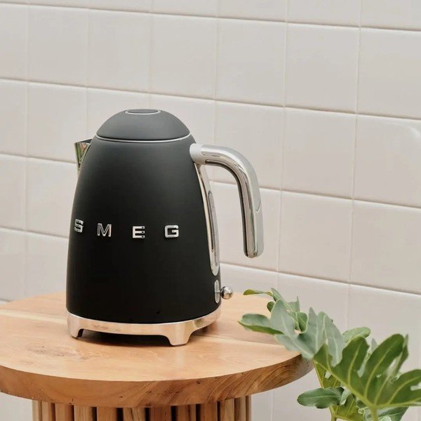 Черен чайник 50's Retro Style - SMEG-image-1