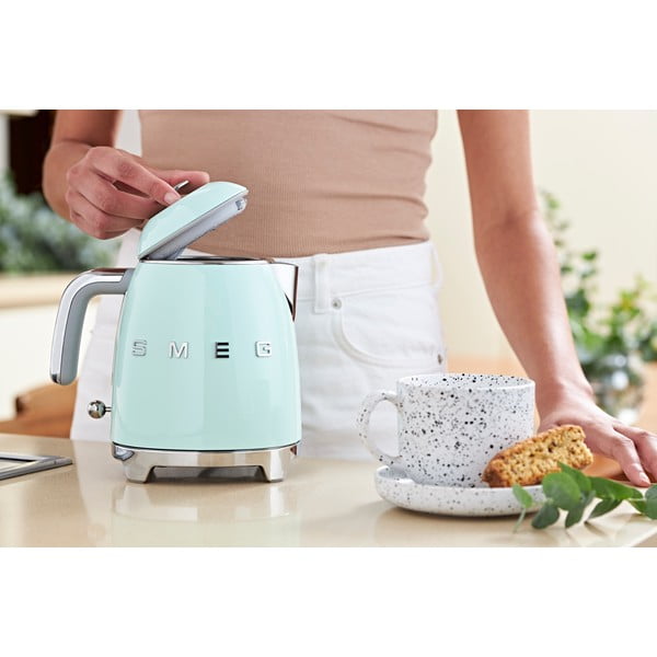 Светлозелена електрическа кана от неръждаема стомана 800 ml Retro Style – SMEG-image-1