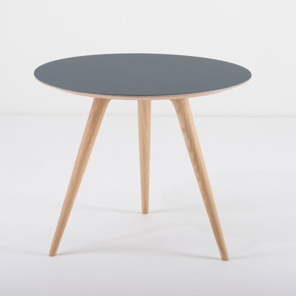 Odkládací stolek z dubového dřeva s modrou deskou Gazzda Arp, ⌀ 55 cm
