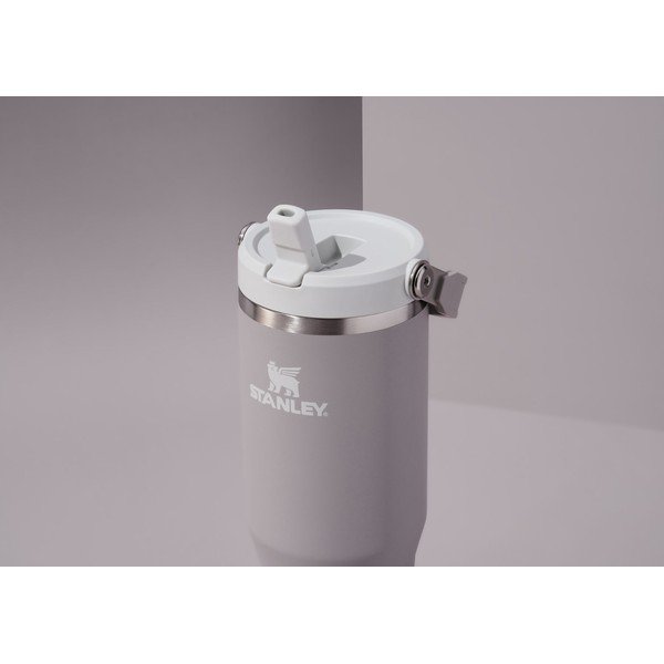 Светлосив термос от неръждаема стомана 410 ml IceFlow™ Flip Straw 2.0 Tumbler Ash – Stanley-image-4