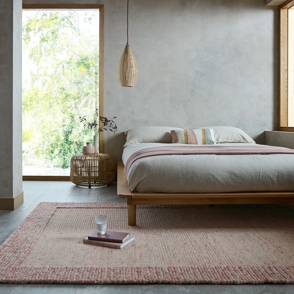 Светлорозов ръчно изработен килим със смес от вълна 120x170 cm Rue – Flair Rugs-image-1