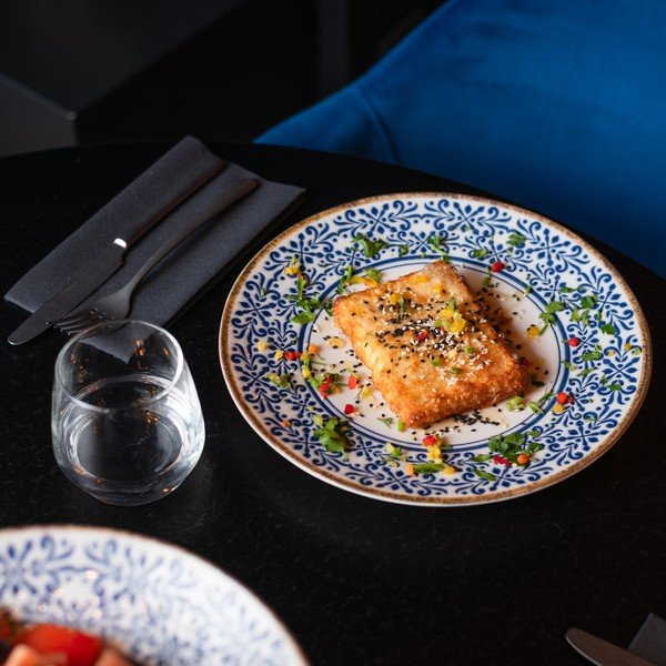Бяла/синя порцеланова чиния ø 27 cm Azul – BonBistro-image-1