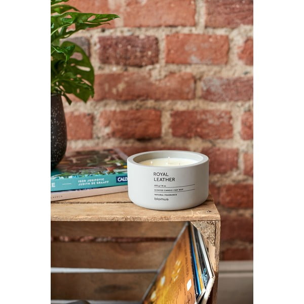 Свещ от соев восък с време на горене 25 h Fraga: Royal Leather – Blomus-image-1