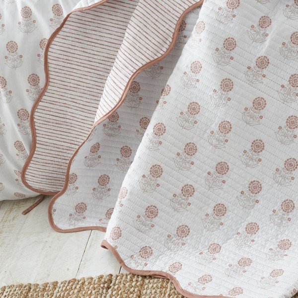 Бяло капитонирано покривало за легло 220x230 cm Woodblock Floral – Pineapple Elephant-image-1