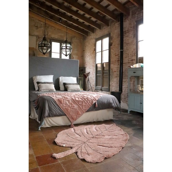 Розов ръчно изработен памучен детски килим подходящ за пране 120x180 cm Monstera Vintage Nude – Lorena Canals-image-1