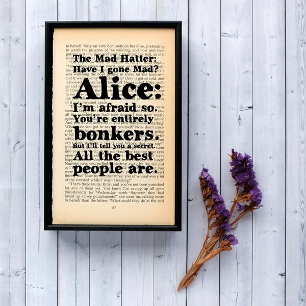 Plakát v dřevěném rámu Alice in Wonderland Bonkers