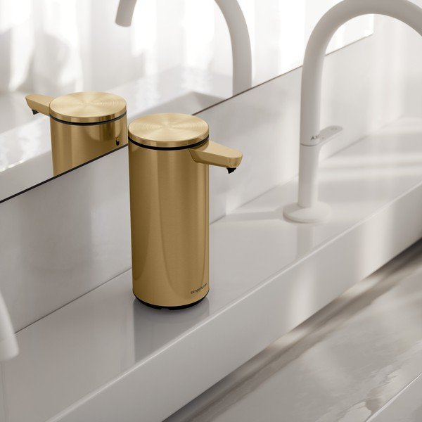 Лъскаво златист автоматичен стоманен диспенсер за сапун 266 ml – simplehuman-image-1