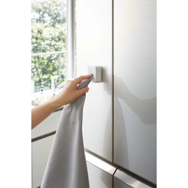 Бял самозалепващ пластмасов държач за кухненска кърпа Film Hook – YAMAZAKI-image-3