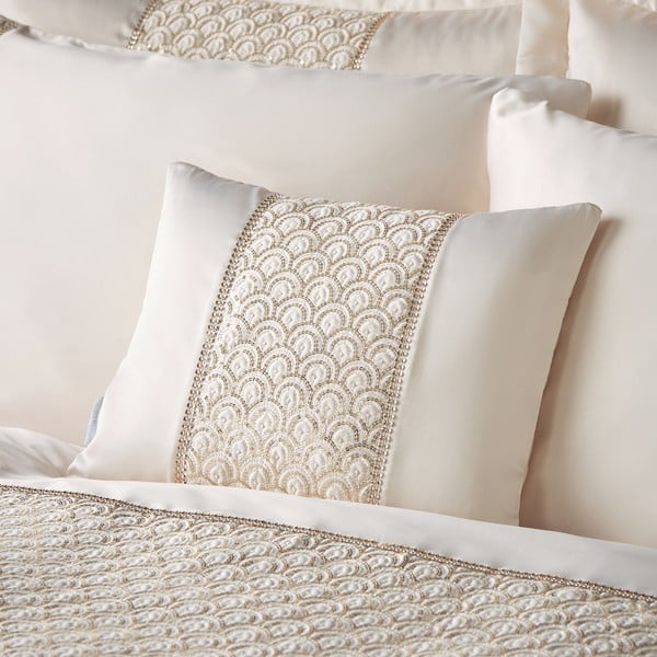 Декоративна възглавница от микросатен 30x40 cm Deco Sequin – Catherine Lansfield-image-1