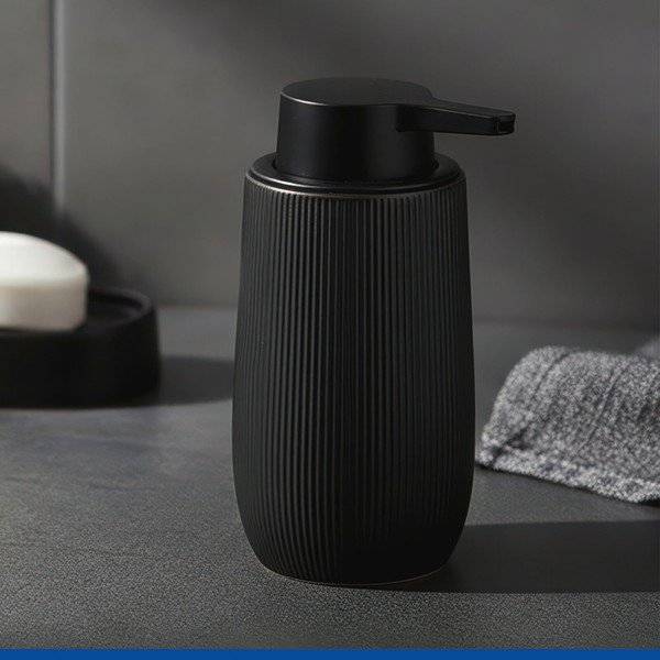 Черен пластмасов диспенсер за сапун 400 ml Fablo – Wenko-image-1