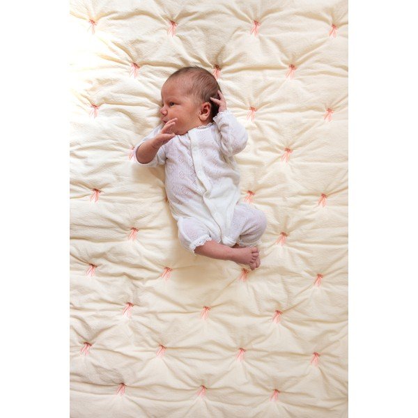 Светложълто/розово олекотено бебешко одеяло от органичен памук 90x120 cm Bows – Cam Cam Copenhagen-image-1